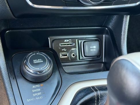 Used 2018 Jeep Cherokee Limited w/ High Altitude Package AWD/4WD image 29