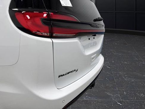 New 2026 Chrysler Pacifica Limited w/ Uconnect Theater Family Group image 36