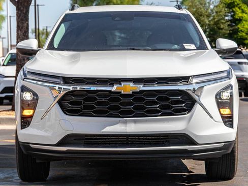 Used 2025 Chevrolet Trax LT w/ LT Convenience Package FWD image 4
