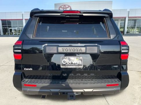 Used 2025 Toyota 4Runner SR5 AWD/4WD image 4