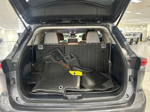 Used 2023 Toyota Highlander L FWD image 20