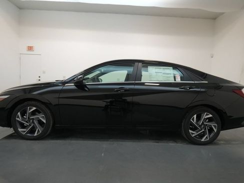 Used 2025 Hyundai Elantra Limited FWD image 6