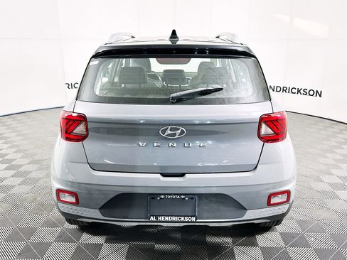 Used 2022 Hyundai Venue Limited image 4