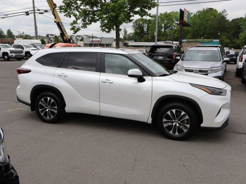 Used 2024 Toyota Highlander XLE AWD/4WD image 11
