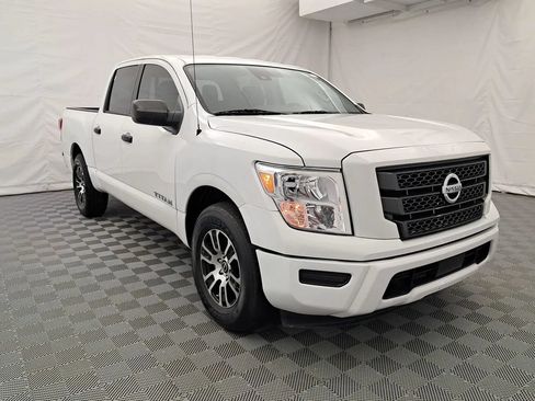 Used 2023 Nissan Titan SV RWD image 3