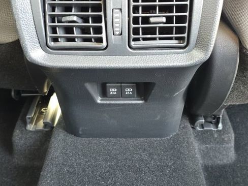 Used 2022 Toyota Venza LE image 15