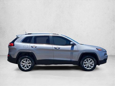 Used 2018 Jeep Cherokee Latitude Plus w/ Cold Weather Group AWD/4WD image 9