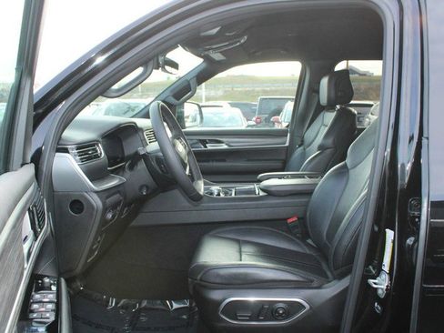 Used 2024 Jeep Wagoneer L Series II w/ Flexible Seating Group image 9