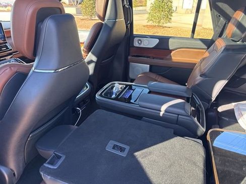 Used 2024 Lincoln Navigator Reserve image 13