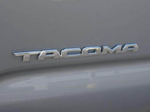 Used 2017 Toyota Tacoma TRD Off-Road AWD/4WD image 16