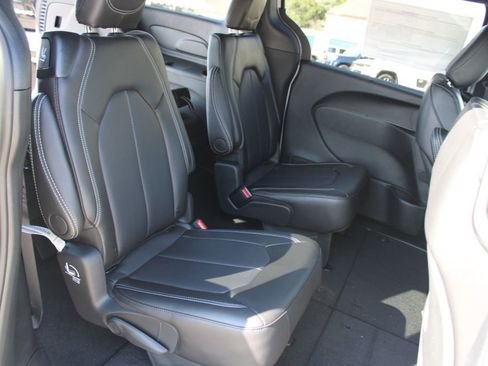 New 2026 Chrysler Pacifica Select image 12