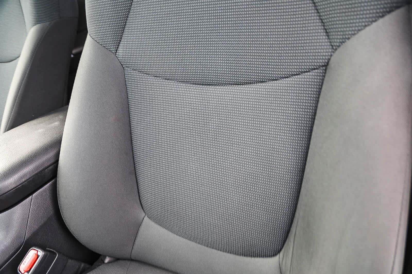 Used 2021 Toyota RAV4 LE AWD/4WD image 23