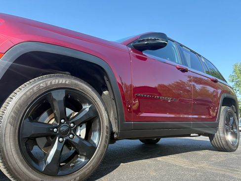 Used 2024 Jeep Grand Cherokee Altitude AWD/4WD image 5