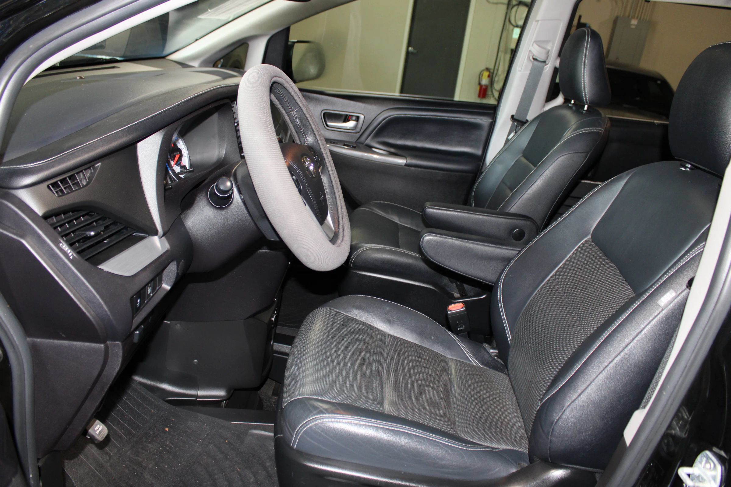 Used 2015 Toyota Sienna SE w/ SE Preferred Package FWD image 24