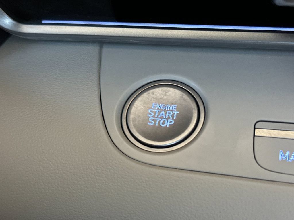 Used 2025 Hyundai Elantra Limited FWD image 21
