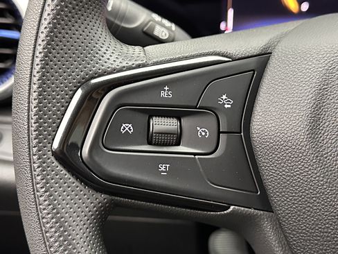 Used 2025 Chevrolet Trax LT FWD image 19