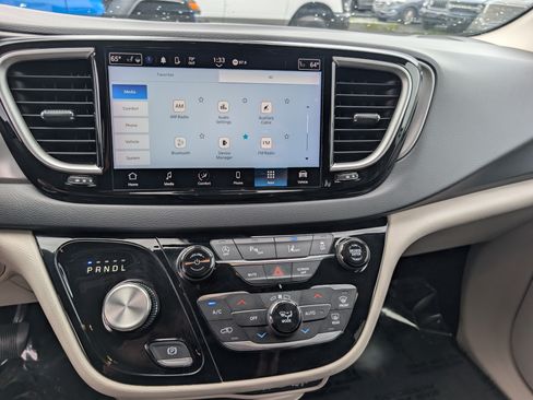 Used 2023 Chrysler Pacifica Touring-L FWD image 26