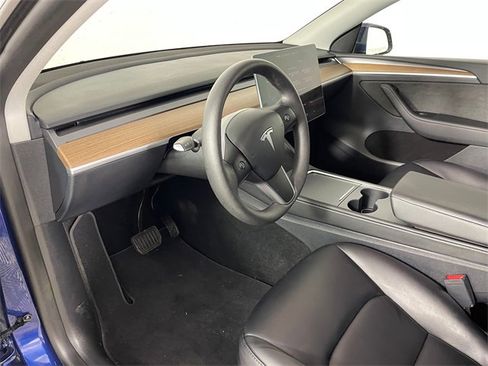 Used 2024 Tesla Model Y 2WD image 3