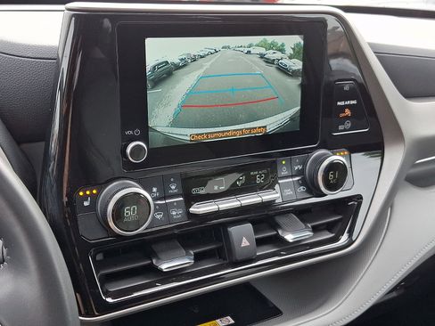 Used 2024 Toyota Highlander XLE AWD/4WD image 19