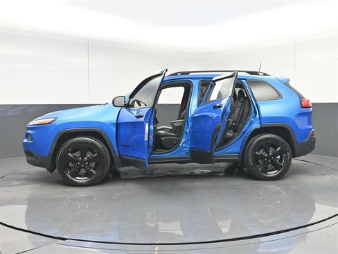 Used 2018 Jeep Cherokee Limited w/ Technology Group AWD/4WD image 40