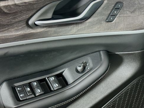 Used 2023 Jeep Grand Cherokee Limited w/ Luxury Tech Group II RWD image 15