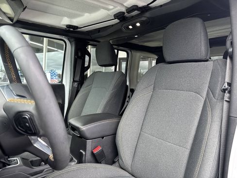 Used 2024 Jeep Wrangler Unlimited Sahara w/ Technology Group AWD/4WD image 30