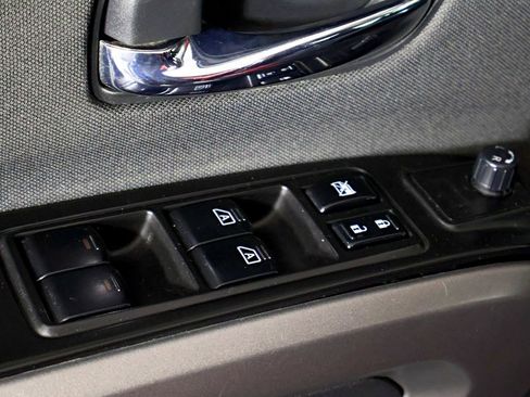 Used 2015 Nissan Titan SV image 21