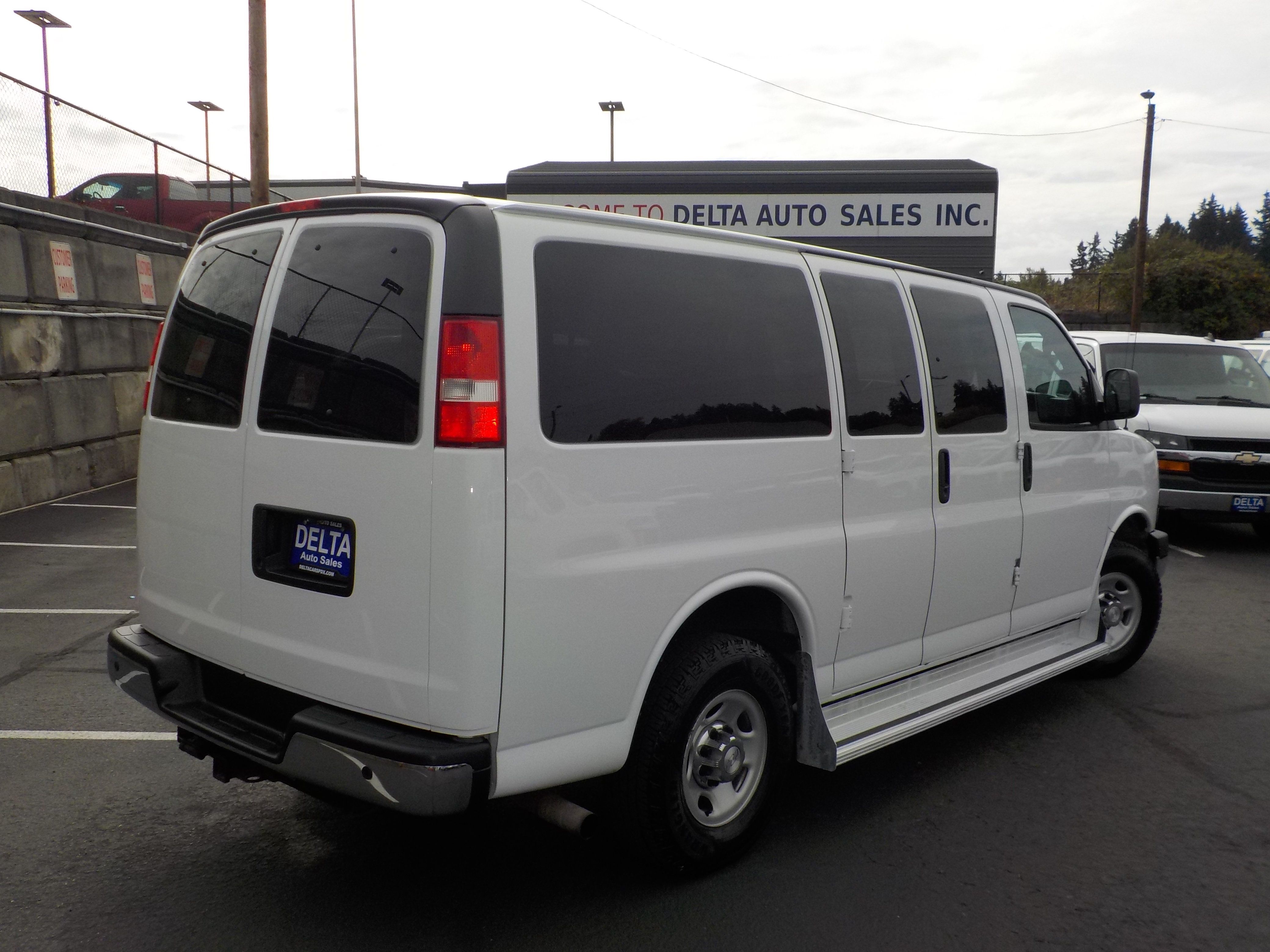 Used 2017 Chevrolet Express 3500 LT w/ LT Preferred Equipment Group RWD image 7