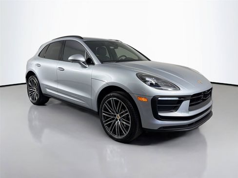 Certified 2026 Porsche Macan AWD/4WD image 9