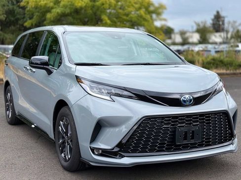 Used 2025 Toyota Sienna XSE AWD/4WD image 7
