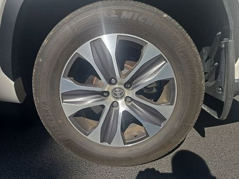 Used 2023 Toyota Highlander XLE AWD/4WD image 14