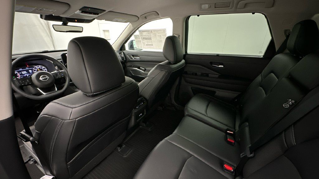Certified 2024 Nissan Pathfinder SL w/ Black Appearance Package AWD/4WD image 19