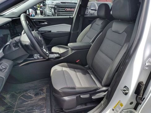 Used 2025 Chevrolet Trax LT w/ LT Convenience Package FWD image 8