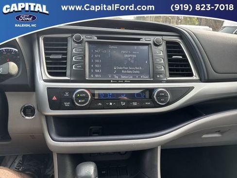 Used 2019 Toyota Highlander XLE image 25