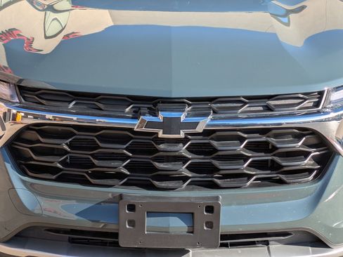 Certified 2025 Chevrolet Trax LT w/ Driver Confidence Package image 10