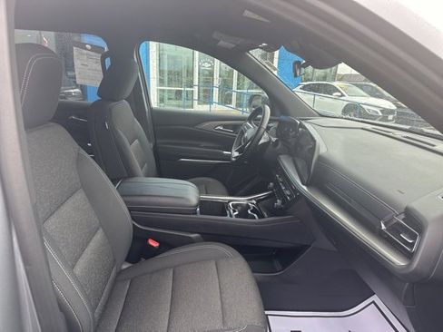 Used 2025 Chevrolet Traverse LT image 11