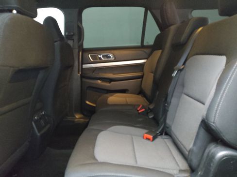 Used 2018 Ford Explorer XLT image 18