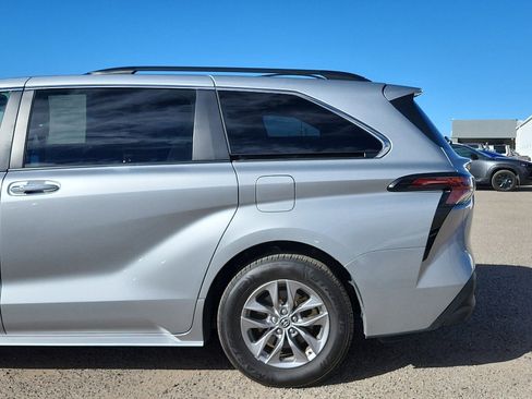 Used 2024 Toyota Sienna XLE image 9