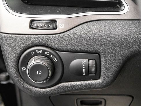 Used 2019 Jeep Cherokee Latitude w/ Popular Appearance Group image 14