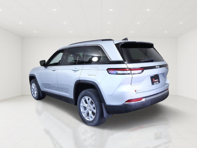 Used 2023 Jeep Grand Cherokee Limited AWD/4WD image 4