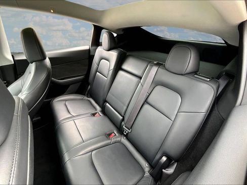 Used 2024 Tesla Model Y Long Range AWD/4WD image 21