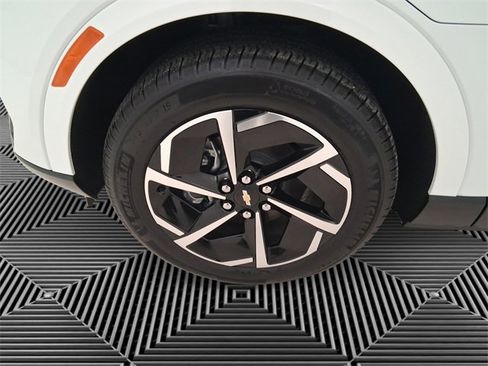 Used 2025 Chevrolet Equinox EV LT image 9