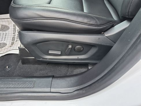 Used 2020 Ford Explorer XLT w/ Equipment Group 202A image 11