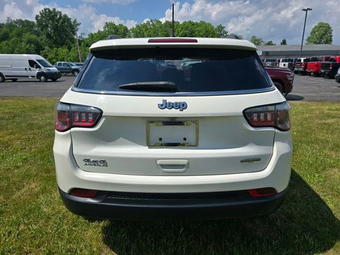 Used 2018 Jeep Compass Latitude w/ Cold Weather Group AWD/4WD image 6