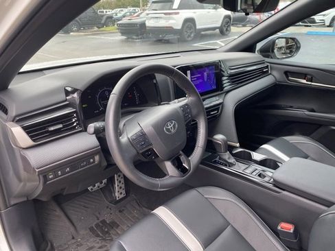 Used 2025 Toyota Camry SE image 11