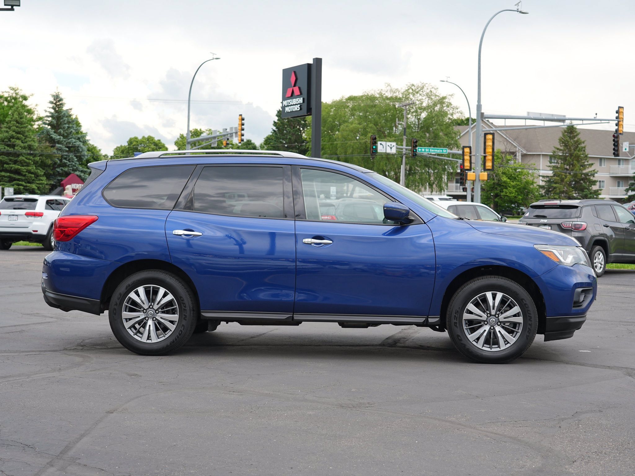 Used 2020 Nissan Pathfinder S AWD/4WD image 2