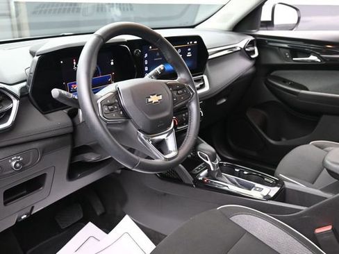 Used 2024 Chevrolet TrailBlazer LT w/ LT Cold Weather Package FWD image 14