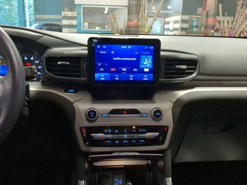 Used 2023 Ford Explorer XLT w/ Equipment Group 202A AWD/4WD image 12