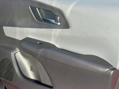 Used 2025 Toyota Prius XLE FWD image 18