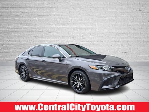 Used 2022 Toyota Camry SE w/ Carpet Mat Package (TMS) FWD image 1